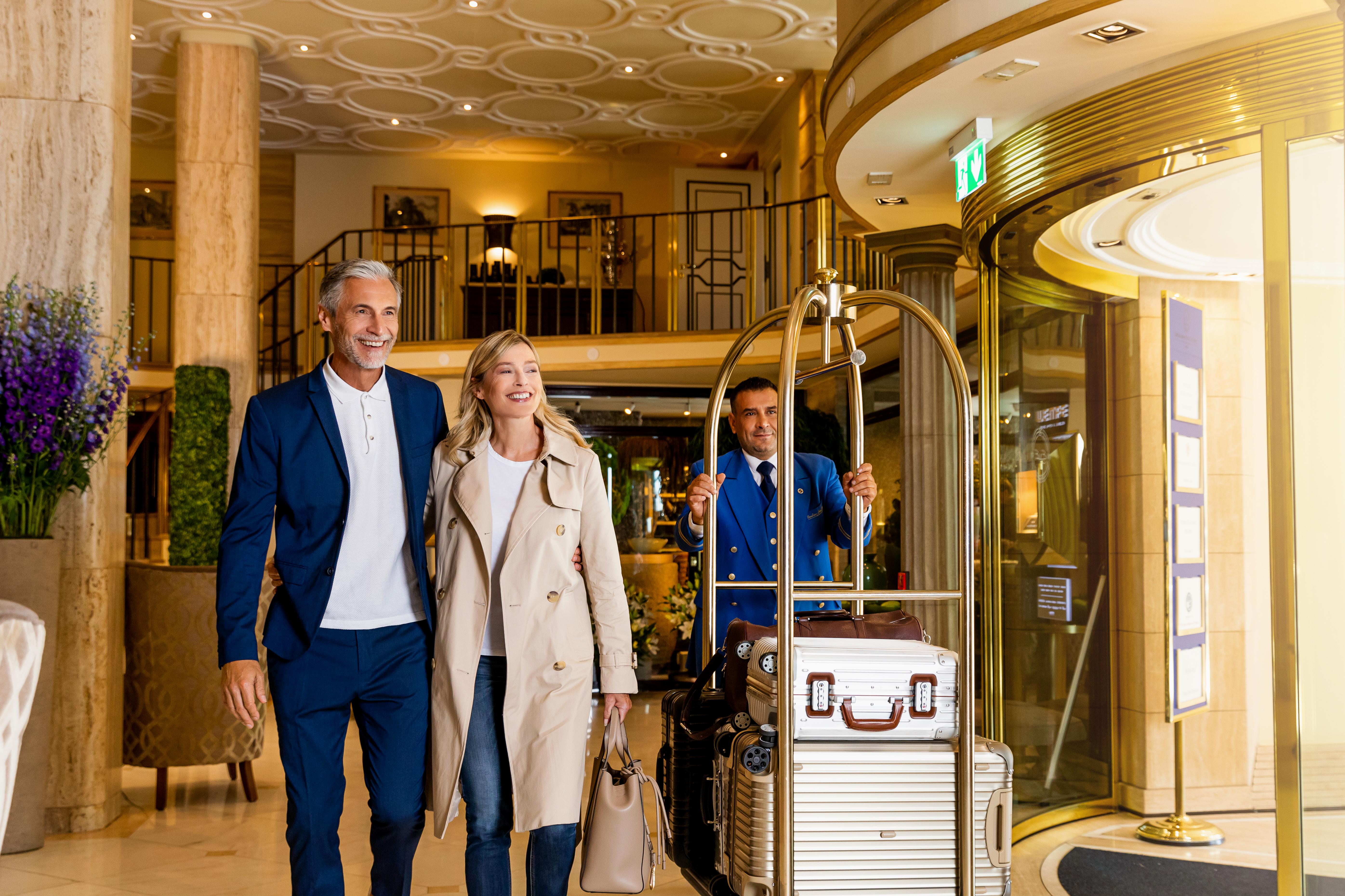 Excelsior Hotel Ernst Am Dom Cologne Exterior photo A bellboy pushing a luggage cart
